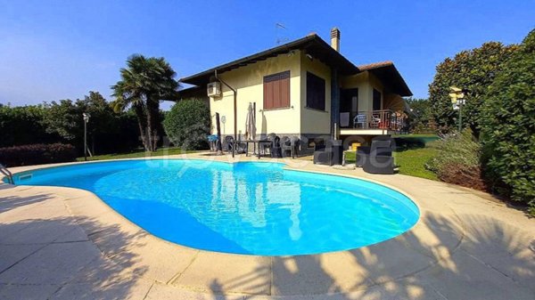 casa indipendente in vendita ad Oleggio