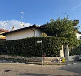 casa indipendente in vendita ad Oleggio