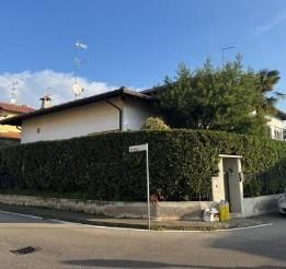 casa indipendente in vendita ad Oleggio