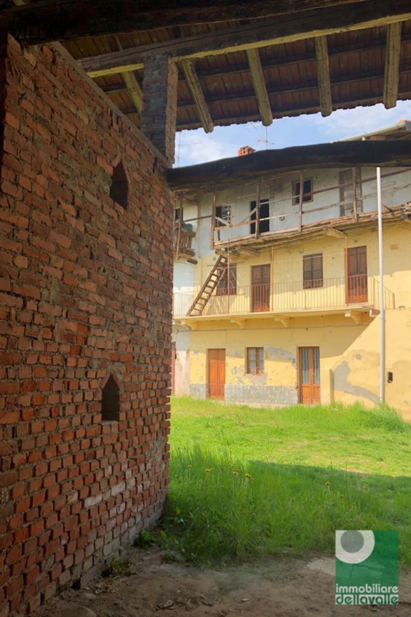casale in vendita ad Oleggio