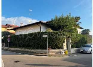 casa indipendente in vendita ad Oleggio