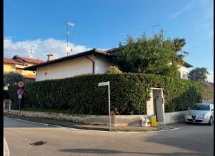 casa indipendente in vendita ad Oleggio