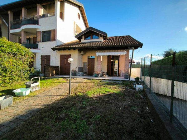 casa indipendente in vendita ad Oleggio