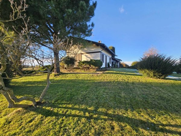 casa indipendente in vendita ad Oleggio