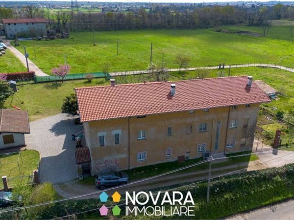 casa indipendente in vendita ad Oleggio