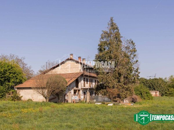 casale in vendita ad Oleggio