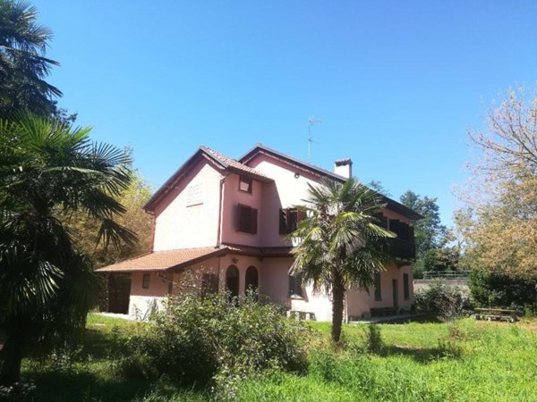 casa indipendente in vendita ad Oleggio