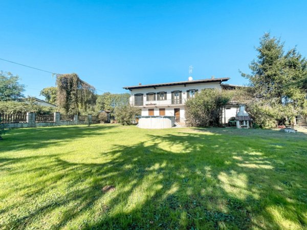 casa indipendente in vendita ad Oleggio
