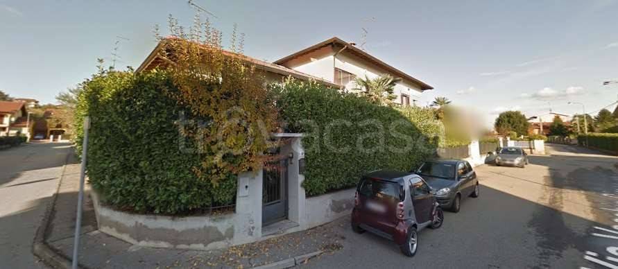 casa indipendente in vendita ad Oleggio