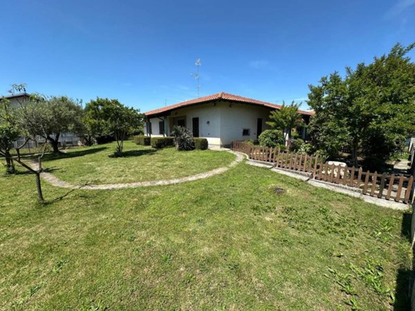 casa indipendente in vendita ad Oleggio