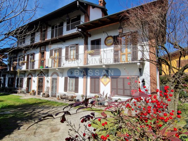casa indipendente in vendita ad Oleggio