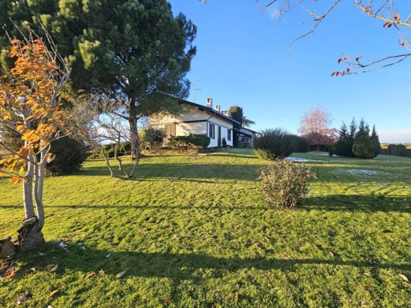 casa indipendente in vendita ad Oleggio