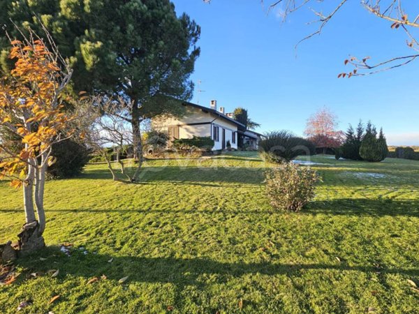 casa indipendente in vendita ad Oleggio