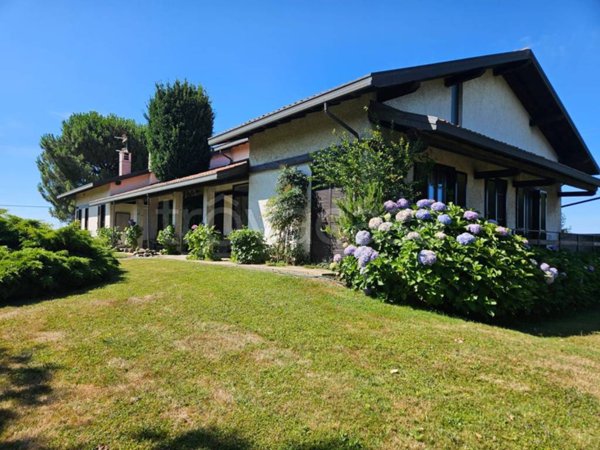 casa indipendente in vendita ad Oleggio