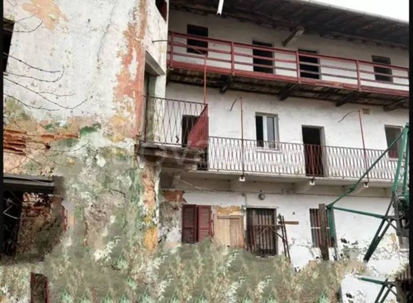 casa indipendente in vendita ad Oleggio in zona Fornaci