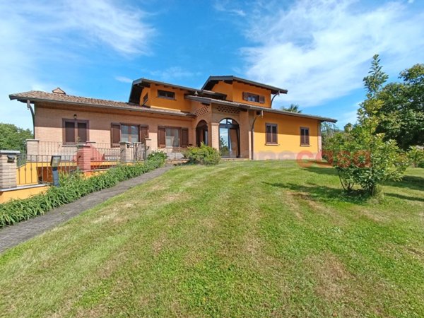 casa indipendente in vendita ad Oleggio