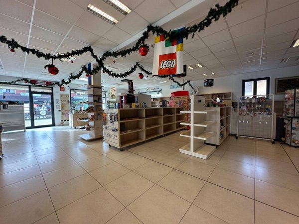 locale commerciale in vendita ad Oleggio