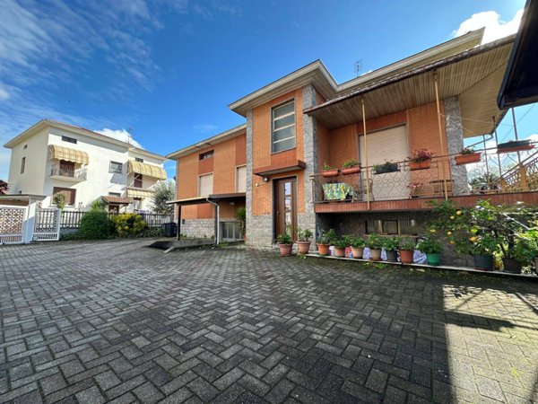 casa indipendente in vendita ad Oleggio