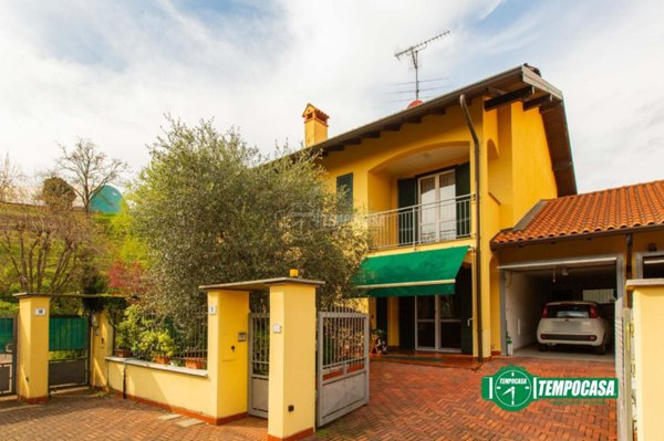 casa indipendente in vendita ad Oleggio
