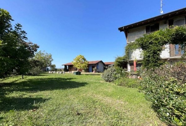casa indipendente in vendita ad Oleggio