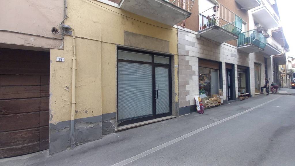 negozio in vendita ad Oleggio