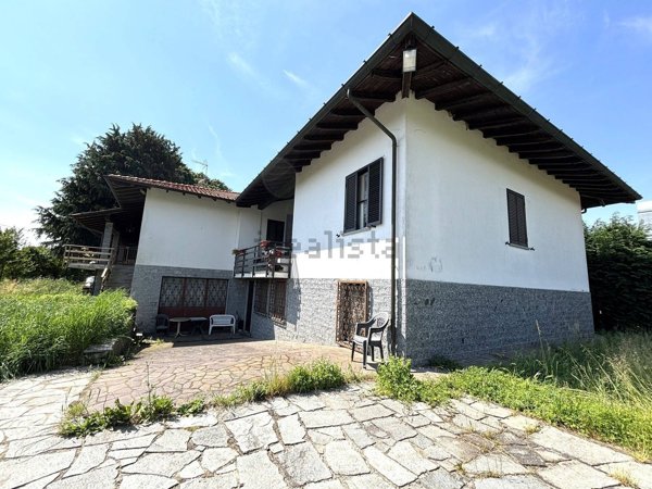 casa indipendente in vendita ad Oleggio in zona Fornaci