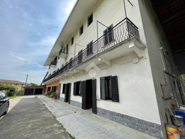 casa indipendente in vendita ad Oleggio