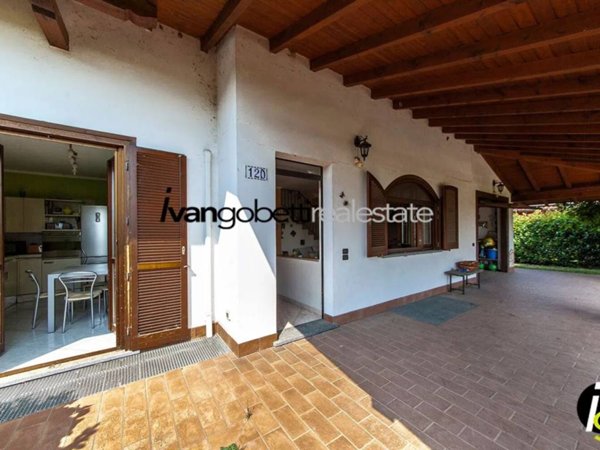 casa indipendente in vendita ad Oleggio