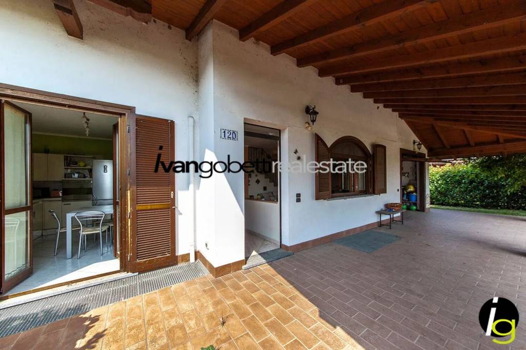casa indipendente in vendita ad Oleggio
