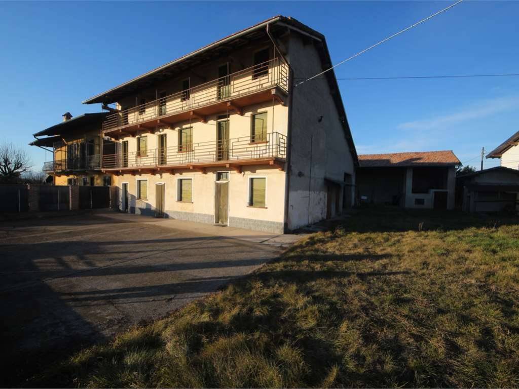 casa indipendente in vendita ad Oleggio in zona Fornaci