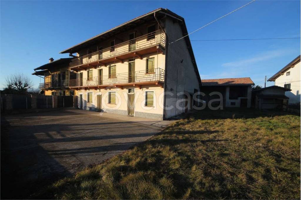 casa indipendente in vendita ad Oleggio in zona Fornaci