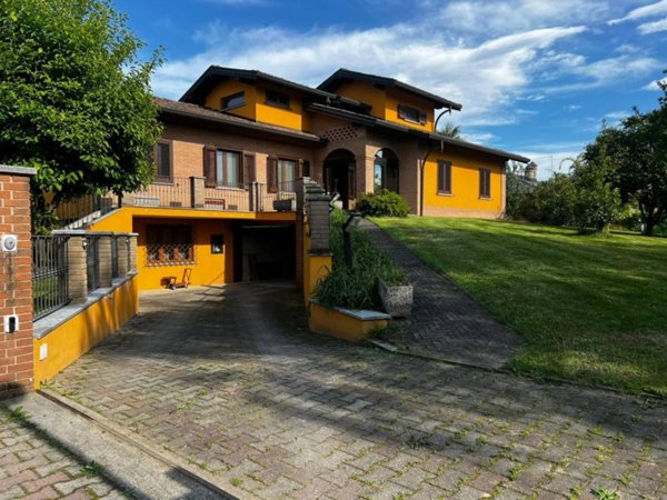 casa indipendente in vendita ad Oleggio