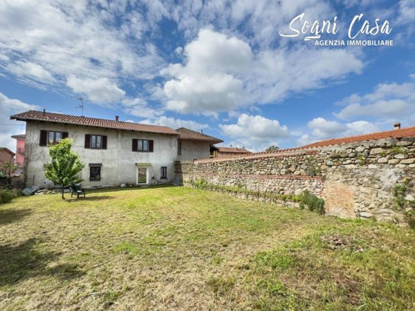 casa indipendente in vendita ad Oleggio