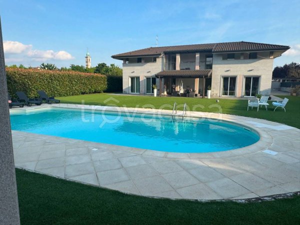 casa indipendente in vendita ad Oleggio in zona San Giovanni