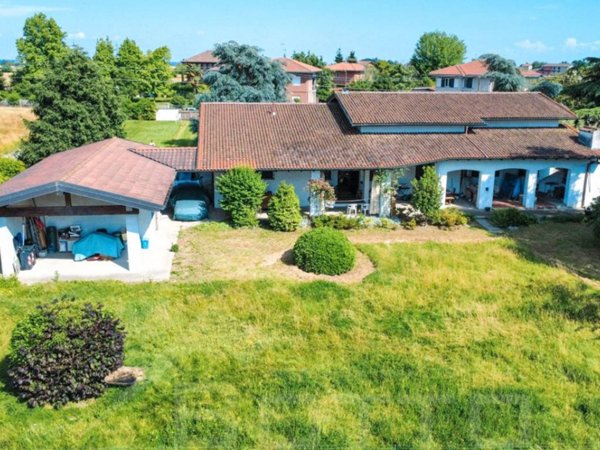 casa indipendente in vendita ad Oleggio