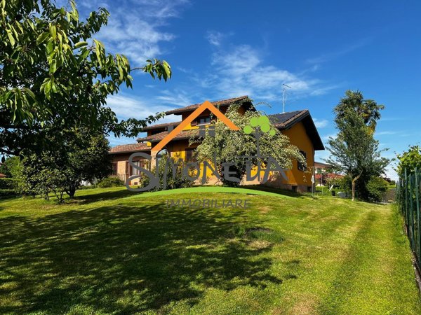 casa indipendente in vendita ad Oleggio