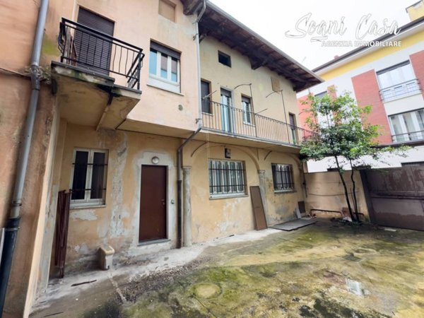 casa indipendente in vendita ad Oleggio