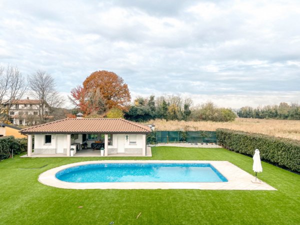casa indipendente in vendita ad Oleggio