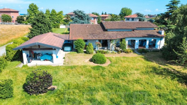 casa indipendente in vendita ad Oleggio