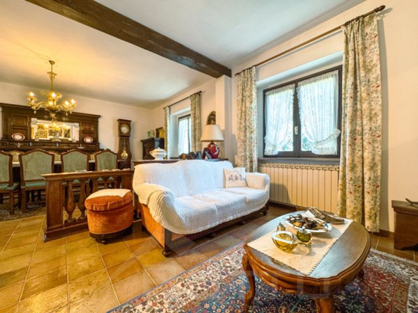 casa indipendente in vendita ad Oleggio