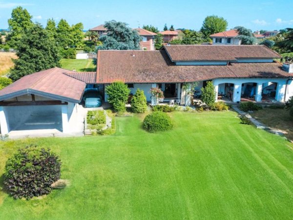 casa indipendente in vendita ad Oleggio
