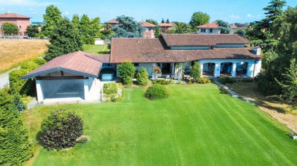 casa indipendente in vendita ad Oleggio
