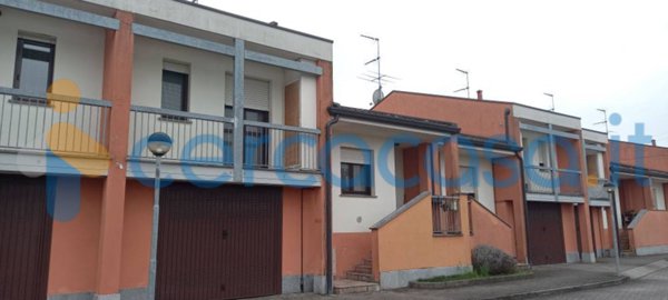 casa indipendente in vendita ad Oleggio
