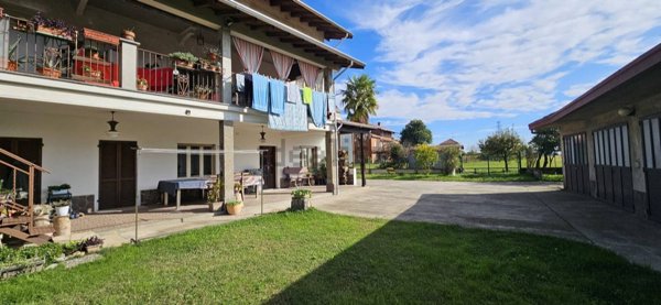 casa indipendente in vendita ad Oleggio