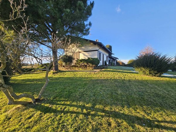 casa indipendente in vendita ad Oleggio