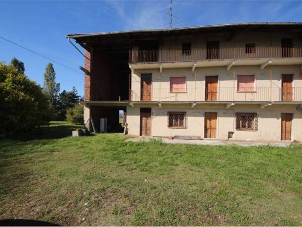 casa indipendente in vendita ad Oleggio