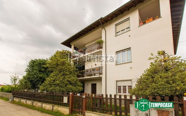 casa indipendente in vendita ad Oleggio