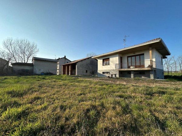 casa indipendente in vendita ad Oleggio in zona Fornaci