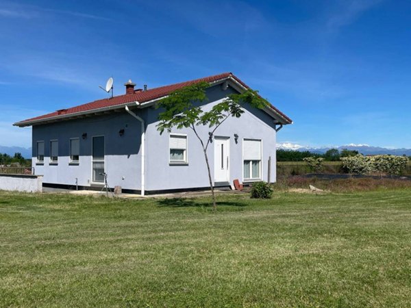 casa indipendente in vendita ad Oleggio in zona Fornaci