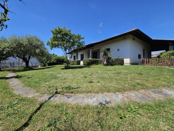 casa indipendente in vendita ad Oleggio